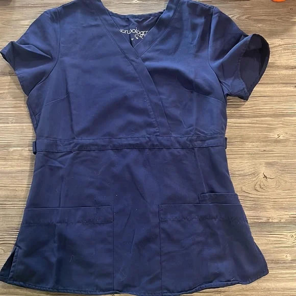 Bundle of 6 scrub tops size small - Picture 8 of 11